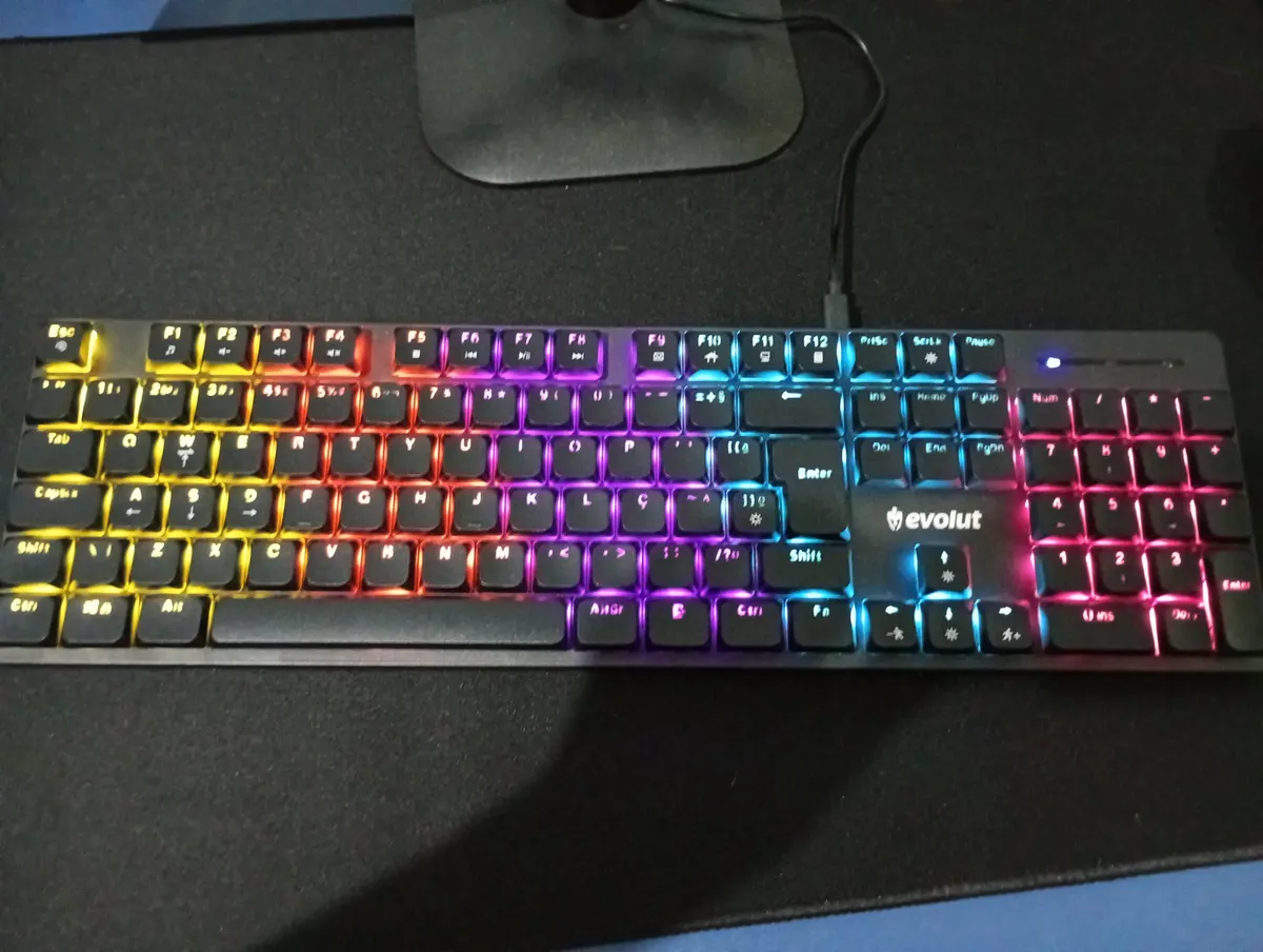 Teclado gamer mecânico Evolut Ryz EG222 com perfil baixo e layout ABNT2