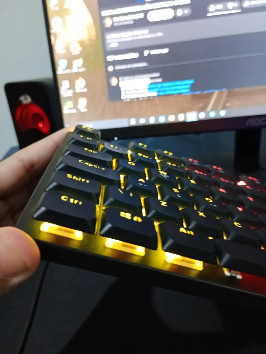 Efeitos de iluminação LED aceso no teclado mecânico Evolut Ryz EG222