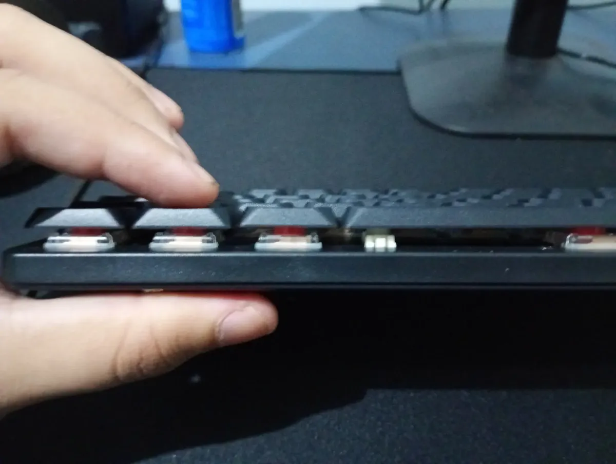 Detalhe dos switches vermelhos low profile do teclado gamer Evolut Ryz