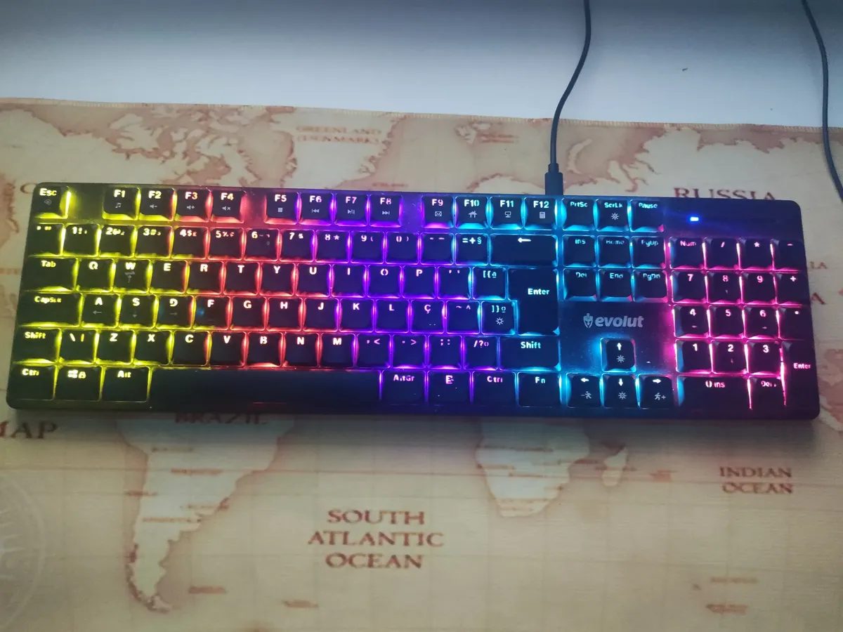 Visão aproximada do layout ABNT2 com tecla Ç no teclado Evolut Ryz EG222