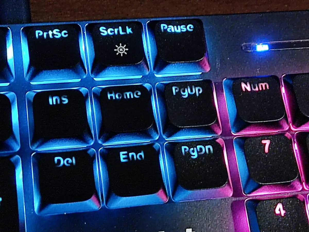 Teclado gamer mecânico Evolut Ryz EG222 instalado em um setup de trabalho e jogos