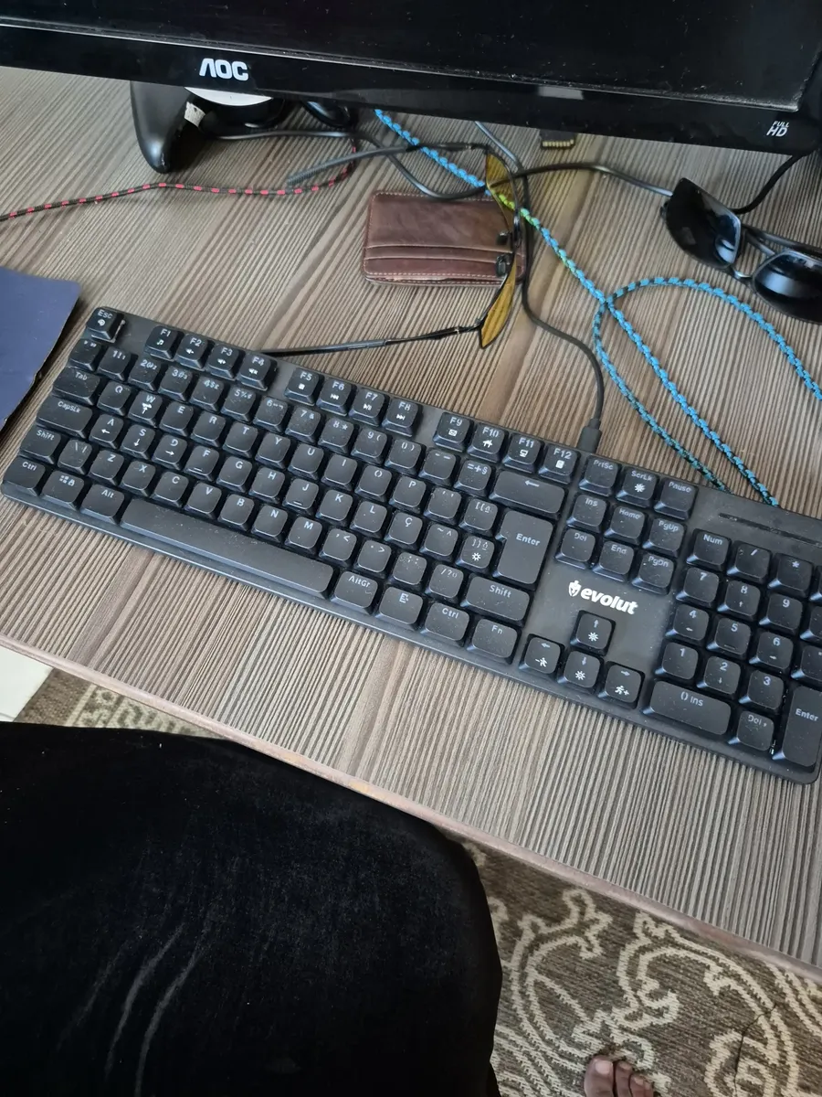 Base traseira do teclado Evolut Ryz EG222 com apoios antiderrapantes
