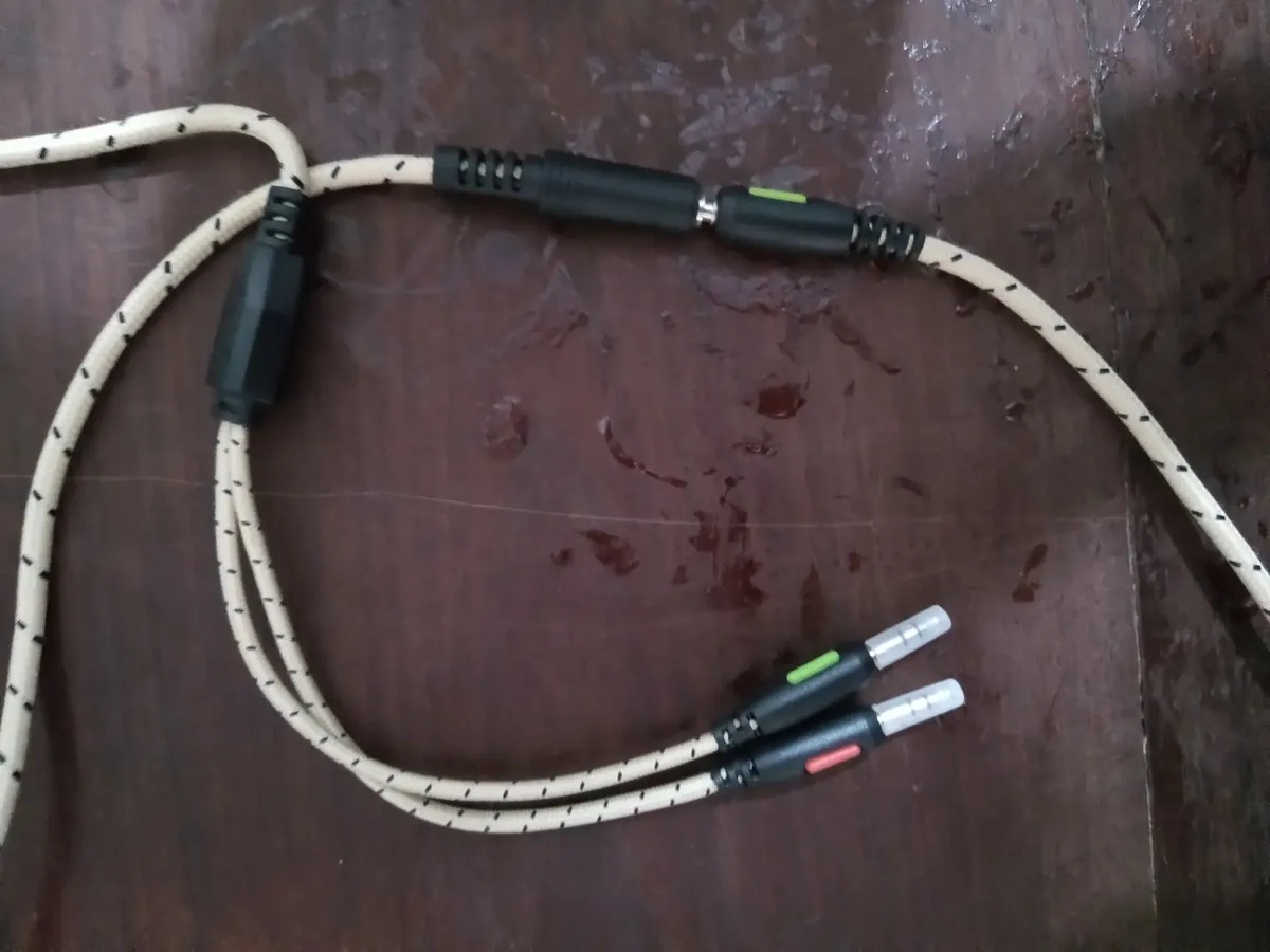 Avaliação com foto do Headset Onikuma K1-B destacando o cabo longo revestido