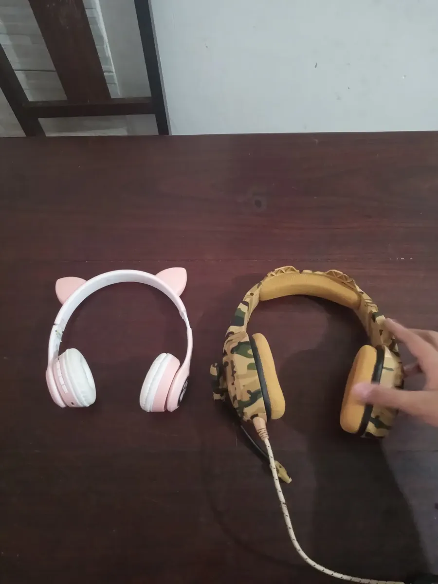 Foto do comprador exibindo o fone Onikuma K1-B e as almofadas acolchoadas